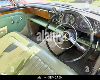 Innenansicht einer klassischen britischen Rover P5 Limousine aus den 1950er Jahren mit grüner Polsterung Stockfoto
