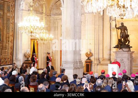 Madrid, Spanien. Juni 2026. Spaniens König Felipe VI. Hält seine Rede während eines Treffens mit Papst Leo XIV. Und Spaniens politischen und religiösen Autoritäten, Unternehmern, Vertretern der Zivilgesellschaft und Kultur im Salón de Columnas des Königspalastes in Madrid, Credit: CORDON PRESS/Alamy Live News Stockfoto