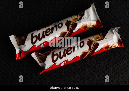 Lemberg, Ukraine - 31. Mai 2026: Zwei Kinder Bueno Schokoladenriegel in Verpackung auf schwarzem texturiertem Hintergrund Stockfoto