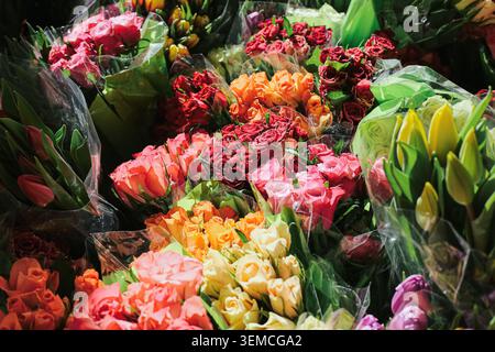 Verschiedene Blumensträuße zum Verkauf im Blumengeschäft. Farbenfrohe Blumenarrangements für Geschenke, Veranstaltungen und Feiern. Stockfoto