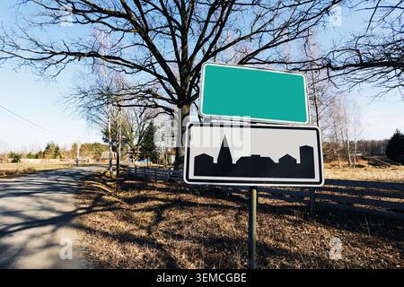 Leeres Straßenschild mit grünem Kopierfeld. Vorlage für Richtungsinformationen für Transport- und Reisekonzepte. Stockfoto
