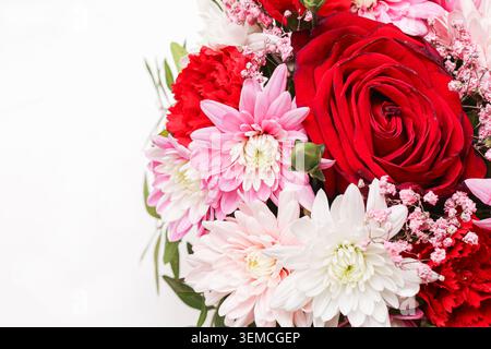 Elegantes Bouquet aus Rosen und Chrysanthemen aus der Nähe. Frisches Blumenarrangement Hintergrund für Feiern Jahrestage Geschenke und besondere Anlässe. Stockfoto