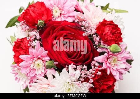 Rote Rose und rosa Blumenstrauß in der Nähe. Romantische Blumenarrangements für Geschenke, Hochzeiten, Feiern, Jubiläen und besondere Anlässe. Stockfoto