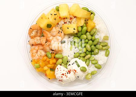 Gesunde Reisschale mit Garnelen, Ananas und Edamame von oben gesehen. Ausgewogene Mahlzeit und nahrhaftes Lebensmittelkonzept. Stockfoto
