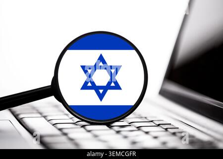 Israelisches Flaggensymbol auf der Laptop-Tastatur. Technologie, Cybersicherheit und digitale Wirtschaft im Zusammenhang mit Israel und Innovation. Stockfoto