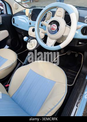 Innenraum eines Fahrzeugs mit Rechtslenkung in Pastellblau und Creme Fiat 500 in Großbritannien Stockfoto
