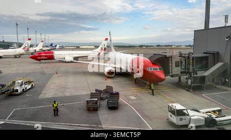 Norwegian Air Shuttle-Flugzeuge parken am Terminal des Flughafens Oslo in Norwegen Stockfoto