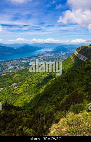 Panoramablick auf den Lac du Bourget und die Kalksteinklippen, die den westlichen Rand des Massivs des Bauges bilden, vom Croix du Nivolet aus Stockfoto