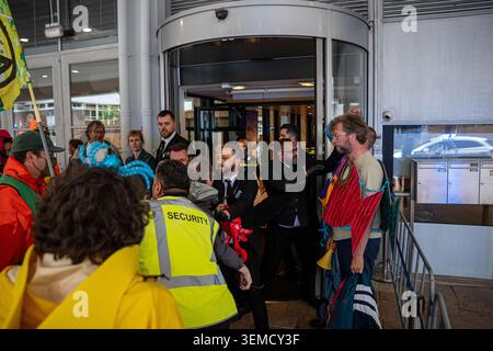 Rotterdam, Süd-Holland, Niederlande. Juni 2026. Rotterdam, Niederlande, 6. Juni 2026. Aktivisten der Extinction Rebellion blockierten den Eingang zum Kreuzfahrthafen an der Wilhelminakade am World Anti-Cruise Day. Dies verhindert vorübergehend, dass Kreuzfahrtpassagiere an Bord eines verankerten Kreuzfahrtschiffes gehen. Mehrere Aktivisten wurden inhaftiert und vier verhaftet. Quelle: ZUMA Press, Inc./Alamy Live News Stockfoto