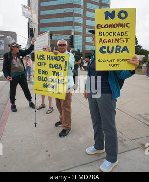 Los Angeles, Kalifornien, USA. Juni 2026. Demonstranten nehmen an einem Notfall-Protest „No war on Cuba“ Teil und verurteilen den erhöhten Druck der USA auf Kuba, neue Sanktionen und Rhetorik, die von den Organisatoren als Zeichen einer möglichen Eskalation angesehen wird. Die Teilnehmer halten Schilder gegen die Blockade und rufen zur Achtung der kubanischen Souveränität auf, während Redner auf Deeskalation und Einhaltung des Völkerrechts drängen. Die Sofortreaktionsaktion ist Teil einer größeren Welle von Solidaritätskundgebungen, die in den US-Städten unter zunehmenden Spannungen auftaucht. James Tsukano; Live-Nachrichten Alamy Stockfoto
