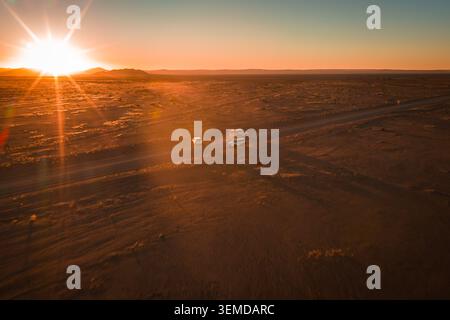 Sonnenuntergang von Geländefahrzeugen aus der Luft auf der Namib Desert Track Stockfoto