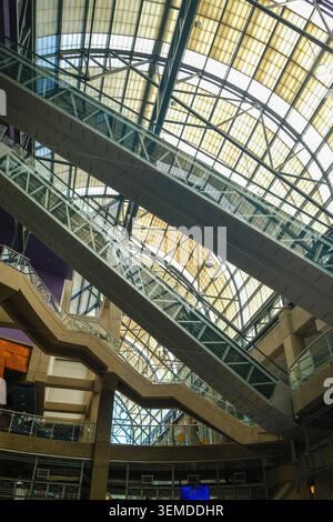 Rolltreppen und Treppen in der International Village Mall, früher bekannt als Tinseltown, in Chinatown, Vancouver, BC. Stockfoto