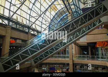Rolltreppen in der International Village Mall, früher bekannt als Tinseltown, bei Chinatown in Vancouver, BC. Stockfoto