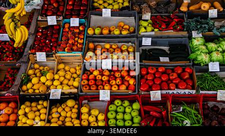 Reichlich frisches Obst und Gemüse, ordentlich in Kisten auf einem lokalen Markt im Freien angeordnet. Stockfoto