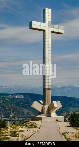 Vertikaler Panoramablick auf einen smaragdgrünen Fluss, der sich durch ein üppiges Bergtal schlängelt. Stockfoto