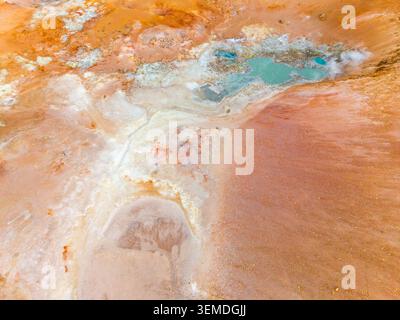 Luftaufnahme der geothermischen Dampfdüsen in Sol de Mañana Geysire, die einen abstrakten vulkanischen Hintergrund in der Eduardo Avaroa Ande Fauna National R schaffen Stockfoto