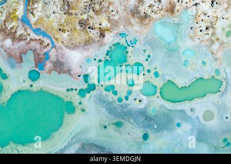 Luftaufnahme der geothermischen Dampfdüsen und Fumarolen in den Geysiren Sol de Mañana, Eduardo Avaroa Andenfauna National Reserve, Bolivien. Lebhafte Abstr Stockfoto