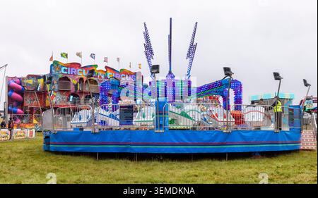 Epsom Downs Racecourse, Epsom, Surrey, Großbritannien. Juni 2026. Wegen des nassen und windigen Wetters. Die Vergnügungsmesse im Betfred Derby ist leider leer. Quelle: Ian Humphreys/Alamy Live News Stockfoto