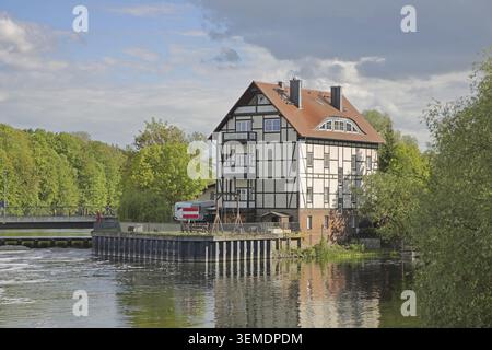 Fachwerkhaus an der Havel, Stauwehr, Mühlendamm, Rathenow, Havelland, Brandenburg, Deutschland Stockfoto