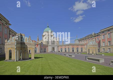 Innenhof und Fortuna-Portal mit Kuppel der Nikolaikirche, barockem Stadtschloss aus dem Jahr 1670, barockem Schloss, brandenburgischem landtag, Potsda Stockfoto