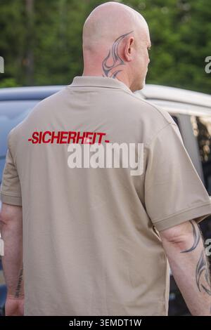 Nahaufnahme eines Mannes mit Tätowierung am Hals in Sicherheitsuniform von hinten, Revier Dienst bei Bjoern Hartmann Sicherheit, Bezirk Calw, Deutschland Stockfoto