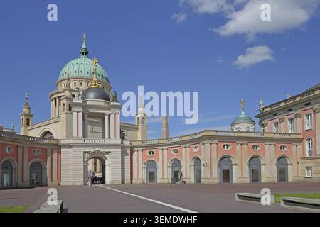 Innenhof und Fortuna-Portal mit Kuppel der Nikolaikirche, barockem Stadtschloss aus dem Jahr 1670, barockem Schloss, brandenburgischem landtag, Potsda Stockfoto