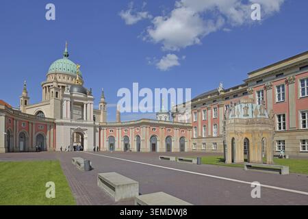 Innenhof und Fortuna-Portal mit Kuppel der Nikolaikirche, barockem Stadtschloss aus dem Jahr 1670, barockem Schloss, brandenburgischem landtag, Potsda Stockfoto