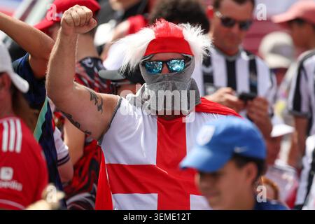 6. Juni 2026; Raymond James Stadium, Tampa, Florida, Vereinigte Staaten von Amerika; Friendly International Football, England gegen Neuseeland; ein englischer Fan in der Tribüne vor dem Spiel Stockfoto