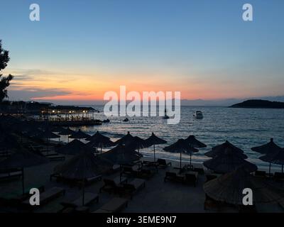 Sonnenuntergang über dem Ionischen Meer in einem Strandresort in Ksamil bei Sarandë an der albanischen Riviera, Albanien. Stockfoto