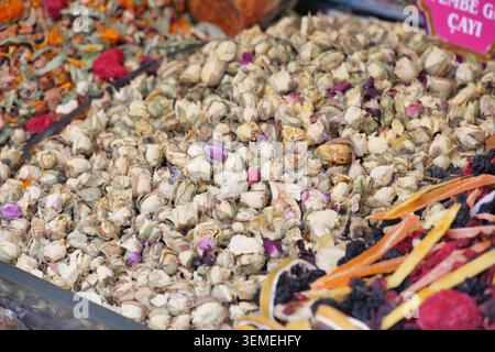 Getrocknete Blumen und Kräuter zum Verkauf auf einem Markt Stockfoto