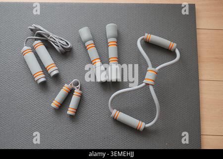Heimtrainingsausrüstung auf einer Matte angeordnet Stockfoto