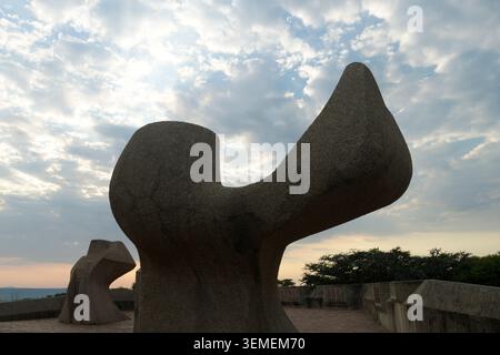 Symbolic raised hands sculpture, memorial monument to Boers killed in Natal campaign, South Africa war 1899 - 1902, Wagon Hill battlefield, Ladysmith Stockfoto