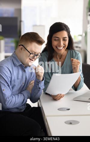 Zufriedene Teamkollegen, feiern gemeinsamen Erfolg, Chancengleichheit im Amt Stockfoto