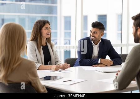 Vier erfolgreiche Teammitglieder haben im Besprechungsraum diskutiert Stockfoto