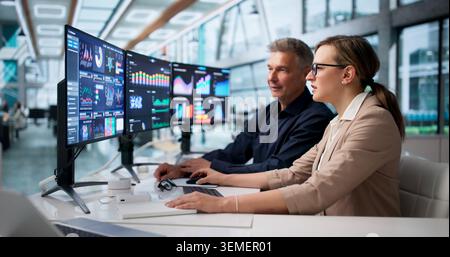 Finanzanalyst Und Kollege Überwachen Das Business Data Dashboard Auf Leistungskennzahlen. Stockfoto
