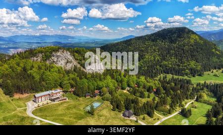 Breites Drohnenpanorama des Malino Brdo Bergresorts, der felsigen Klippen von Mnich und des bewaldeten Sidorovo Hügels, umgeben von der malerischen Landschaft des Li Stockfoto