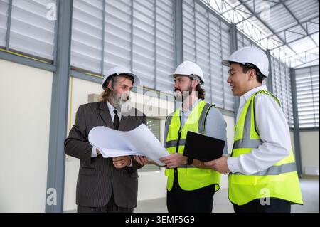 Besuch des neuen Lagergebäudes durch Investoren oder Lagerbesitzer, Planung des Lagerregalsystems, Inspektion der Baustelle mit interner Verlegung des Ingenieurs Stockfoto