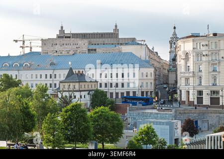 Moskau, Russland - 21. Mai 2026: Stadtlandschaft mit historischer Architektur und modernen Gebäuden im Stadtzentrum mit Bäumen und Baustelle Stockfoto