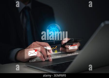 Geschäftsmann mit Laptop und Smartphone mit AI Chatbot Assistent, der E-Mails, Budgetanalyse und Flugbuchung verwaltet. Konzept der Workflow-Automatisierung Stockfoto