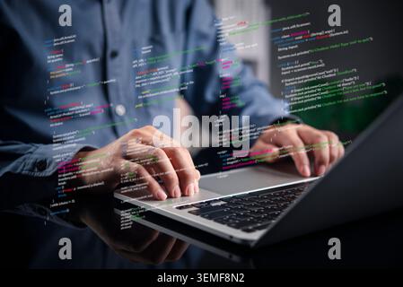 Programmiergerät, das auf einem Laptop mit virtuellem Code-Overlay schreibt. Softwareentwicklung, Webdesign und Codierungstechnologie. IT-Ingenieur arbeitet an Algorit Stockfoto