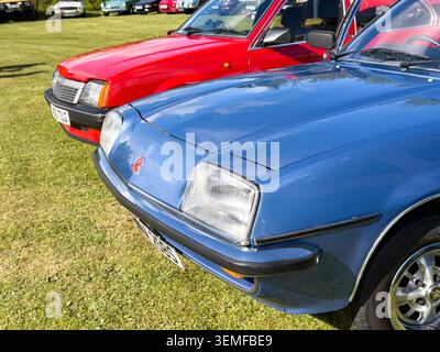 Klassische Vauxhall Cavalier Mk1 & Mk2 Autos, die während einer Oldtimer-Ausstellung im Freien in Großbritannien auf Gras geparkt wurden Stockfoto