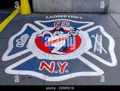 FDNY Hook & Ladder 8 Ghostbusters movie location floor logo outside the historic Tribeca firehouse at 14 North Moore Street, Manhattan, New York City. Stockfoto