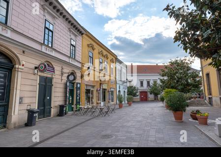 Pécs, Ungarn – 1. Mai 2026: Historische Fußgängerzone mit Geschäften und traditioneller Architektur in der Innenstadt von Pécs Stockfoto