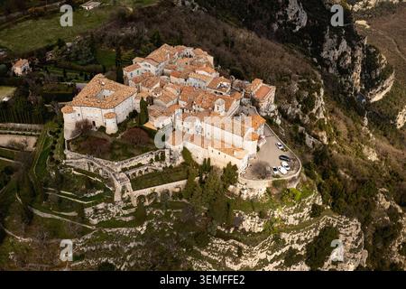 Eine hohe Perspektive aus der Luft mit Blick auf die Steinarchitektur, die roten Ziegeldächer und die Festungsmauern an den Klippen des mittelalterlichen Dorfes Gourd Stockfoto