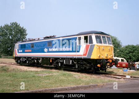 British Rail Class 86 Elektrolokomotive Nummer 86401 in Network Southeast Farbschema, ausgestellt. Die Lokomotive 86401 (ursprünglich als AL6 E3199 im Jahr 1966 gebaut) ist einzigartig als einzige AC-Elektrolokomotive, die die Network Southeast (NSE) Lackierung trägt. Es wurde 1987 in NSE-Farben gemalt, um das Cambridge Elektrification Scheme zu feiern. Mitte 1989 wurde 86401 offiziell Northampton Town genannt, um den Express-Pendlerverkehr zwischen der Stadt und London zu fördern, ein Titel, den es mehrere Jahre lang trug. 86401 wurde 2003 aus dem Dienst genommen und wurde konserviert. In Long Marston zu sehen Stockfoto