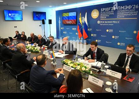 Der stellvertretende russische Ministerpräsident hält bilaterale Treffen mit internationalen Partnern in Sankt Petersburg ab der stellvertretende russische Premierminister Dmitri Tschernyschenko hält am 6. Juni 2026 in Sankt Petersburg, Russland, eine Reihe bilateraler Arbeitssitzungen mit den Ko-Vorsitzenden der zwischenstaatlichen Kommissionen aus Vietnam, Venezuela und Kuba sowie dem ITER-Generaldirektor Pietro Barabaschi ab. Die Sitzungen konzentrierten sich auf die Zusammenarbeit und Koordinierung im Rahmen bilateraler und internationaler Partnerschaften. Foto von Sankt Petersburg Sankt Petersburg Sankt Petersburg Russische Föderation 060626 Russi Stockfoto