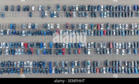 Blick von oben auf geparkte Autos auf einem großen Parkplatz in Europa Stockfoto