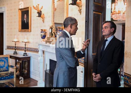 Der 44. US-Präsident Barack Obama (* 1961) und der französische Botschafter Gérard Araud (* 1953) unterhielten sich am 15. Juli 2016 im Blauen Raum. Der Präsident spricht dem Terroranschlag in Nizza, Frankreich, sein Beileid aus. Stockfoto