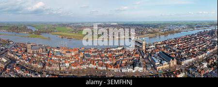 Panoramablick auf eine historische europäische Flussstadt Stockfoto