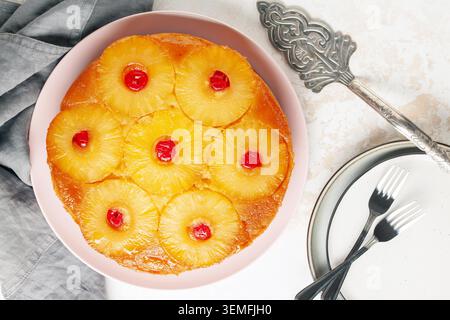 Hausgemachte Ananaskuchen mit kandierten Kirschen. Tropisches Dessert auf weißem Hintergrund. Draufsicht Stockfoto